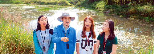 윤성규 환경부 장관(왼쪽에서 두 번째)이 운곡습지를 찾은 관광객들에게 습지 생태에 대해 설명하고 있다.