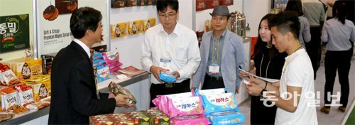 세계로 가는 K푸드 롯데마트는 농림축산식품부, 한국농수산식품유통공사(aT)와 함께 22일 서울 서초구 
강남대로 aT센터에서 ‘2014 해외 MD(상품기획자) 초청 중소식품수출기업 상품설명회’를 열었다고 22일 밝혔다. 행사에는 
110개의 국내 중소 식품기업 관계자들과 바이어 35명이 참석했다. 우수 상품으로 선정된 제품은 11월 롯데마트 중국 인도네시아 
베트남 점포에서 동시 판매된다. 최혁중 기자 sajinman@donga.com
