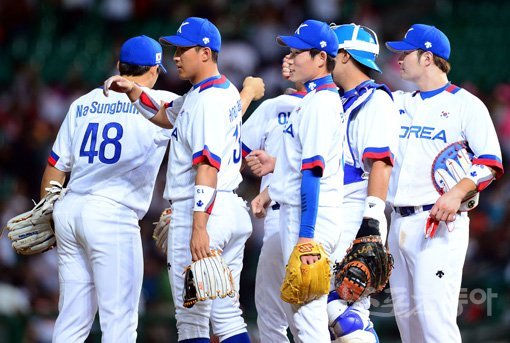 류중일 감독이 이끄는 한국야구대표팀이 22일 문학구장에서 열린 2014인천아시안게임 야구 B조 예선 1차전에서 태국을 15-0, 5회 콜드게임으로 꺾고 산뜻하게 출발했다. 승리를 확정지은 뒤 선수들이 서로 격려하고 있다. 문학｜김종원기자 won@donga.com 트위터@beanjjun