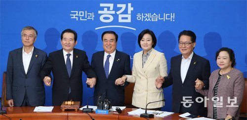 손 잡고 “새 출발” 22일 국회 새정치민주연합 대표 회의실에서 열린 1차 비상대책위원회 회의에서 
참석자들이 카메라를 향해 포즈를 취하고 있다. 왼쪽부터 문재인 정세균 위원, 문희상 위원장, 박영선 박지원 인재근 위원. 변영욱 
기자 cut@donga.com