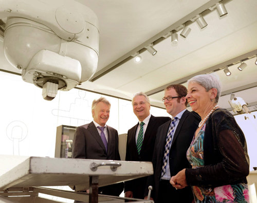 최근에 개관된 지멘스 의료공학 박물관에 지멘스 헬스케어 CEO 헤르만 레카르트(왼쪽 첫번째), 지멘스 의료공학 박물관 대표 도리스 마리아 비팅호프(오른쪽 첫번째) 등이 참석해 전시된 의료기기를 보고 있다. 지멘스 제공