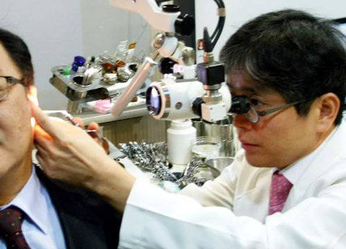 김성근 김성근이비인후과원장(오른쪽)이 환자를 진료하고 있다. 김성근이비인후과 제공