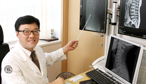 꼬리뼈 주변 인대에 이상이 생기면 꼬리뼈 통증으로 이어질 수 있어 주의해야 한다. 고도일 고도일병원장이 척추 엑스레이를 가리키며 척추 질환을 설명하고 있다. 고도일병원 제공