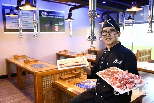 학창시절 갑작스러운 부상으로 프로야구 선수의 꿈을 접어야 했던 청년 김시언 씨(28)가 경기 의왕시 부곡시장 인근 자신의 
점포에서 주력 상품인 쇠고기와 돼지고기 메뉴를 선보이고 있다. 중국 유학을 다녀온 김 씨는 프랜차이즈 사업을 통한 중국 시장 
진출이라는 새 꿈을 꾸고 있다. 의왕=전영한 기자 scoopjyh@donga.com