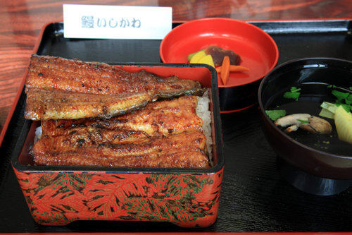 하마나코 호수의 명물 먹거리인 장어덮밥. 이시카와 전문식당에서 오사카 스타일로 맛볼 수 있다.