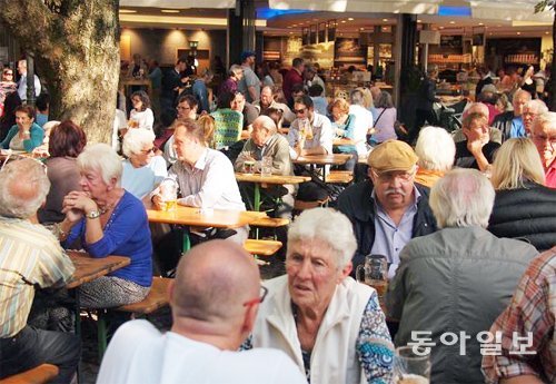 독일 바이에른 주 뮌헨의 한 시장에서 노인들이 오후부터 맥주를 마시고 있다. 연금제도가 발달한 독일은 노인들이 큰 소득 걱정 없이 노후에도 취미생활을 즐길 수 있다. 뮌헨=송충현 기자 balgun@donga.com