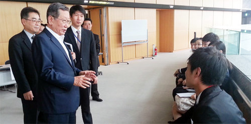 19일 일본 도쿄국제포럼에서 한국인 유학생 채용 박람회가 열렸다. 유흥수 주일본대사(왼쪽에서 두 번째)가 박람회에 참가한 유학생들을 격려하고 있다. KOTRA 도쿄무역관 제공