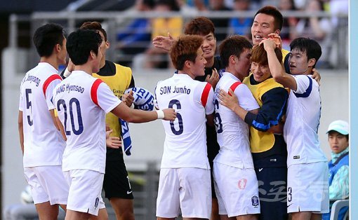 아시안게임축구대표팀이 25일 고양종합운동장에서 홍콩과 16강전을 치른다. 대표팀은 부상자 발생과 경기력 저하로 좋지 않았던 분위기를 바꾸는 데 집중하며 홍콩전 필승을 다짐하고 있다. 21일 라오스전에서 득점한 뒤 기뻐하고 있는 선수들. 화성｜김종원 기자 won@donga.com 트위터@beanjjun