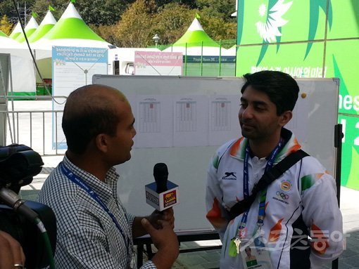 23일 옥련국제사격장에서 열린 남자 10m 공기소총 결선에서 187.1점으로 동메달을 목에 건 아브히나브 빈드라(32·인도)가 인도 언론과 인터뷰를 하고 있다. 2008베이징올림픽 금메달리스트 빈드라는 인도 펀자브 지역 최대의 식품 유통·수출업자의 아들이다. 인천｜전영희 기자 setupman@donga.com 트위터@setupman11