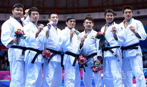 23일 인천 도원체육관에서 열린 2014 인천아시안게임 유도 남자단체전 결승에서 카자흐스탄을 꺽고 금메달을 차지한 한국 선수들이 시상대에서 포토 타임을 갖고 있다. 인천｜김종원기자 won@donga.com 트위터@beanjjun