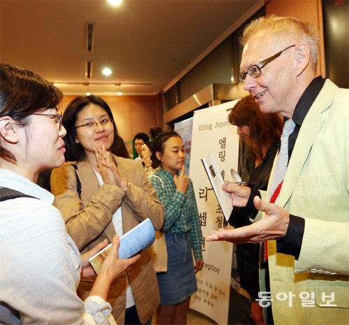 관객과 대화하는 에를링 옙센(오른쪽). 기발한 상상력과 몽환적인 분위기에 매료됐다는 것이 관객들의 반응이다. 김미옥 기자 salt@donga.com