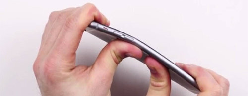 24일 유튜브 사이트에 아이폰6 플러스가 사람의 손힘만으로 쉽게 휘어지는 영상이 올라왔다. 동영상 화면 캡처
