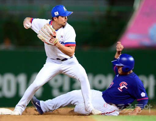 2014인천아시안게임 야구대표팀 오재원(왼쪽)이 24일 문학구장에서 열린 대만과 조별 예선 5회 1사 1루에서 1루주자 주리런을 포스 아웃 시킨 후 병살을 노리며 1루에 송구하고 있다. 문학｜김종원 기자 won@donga.com 트위터@beanjjun