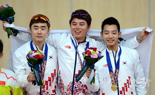 24일 인천 옥련국제사격장에서 열린 ‘2014 인천아시안게임’ 남자 25m 속사권총 단체전 금메달을 획득한 한국 김준홍(왼쪽부터), 장대규, 송종호가 기념촬영을 하고 있다. 인천｜김민성 기자 marineboy@donga.com 트위터 @bluemarine007