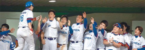 24일 인천 문학구장에서 열린 인천아시아경기 야구 B조 예선 대만전에서 1회말 스리런 홈런을 터뜨린 한국 대표팀의 강정호가 더그아웃으로 들어서며 동료들의 축하를 받고 있다. 인천=양회성 기자 yohan@donga.com