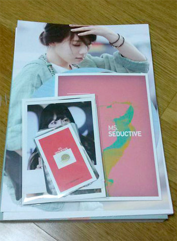 걸그룹 ‘소녀시대’의 멤버 태연의 팬페이지 ‘플라잉 페탈’이 판매한 포토북. 대포들은 아이돌을 촬영한 사진을 포토북으로 제작해 판매한다. 스티커와 엽서 등 사은품도 함께 제공한다. ‘플라잉페탈’ 트위터