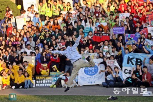 신익태씨가 2011년 한양대에서 유니브 엑스포 피날래 도중 퍼포먼스를 하고 있다.