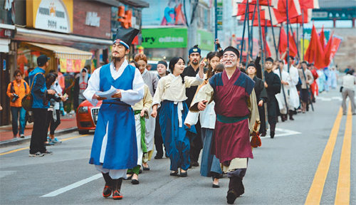 충절의 고장 충남 홍성에는 최영 김좌진 한용운 성삼문 등 위인들이 많다. 홍성군은 관광주간을 맞아 26∼28일 홍성군 일원에서 위인축제를 연다. 홍성군 제공