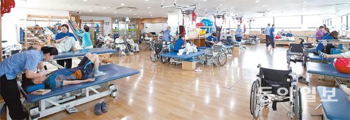 대전 유성에 있는 유성웰니스 재활전문병원은 첨단화된 재활 의료장비에 11명의 전문의, 잘 훈련된 치료사와 간호사 200여 명이 ‘재활’이라는 목표를 추구하고 있다. 이기진 기자 doyoce@donga.com