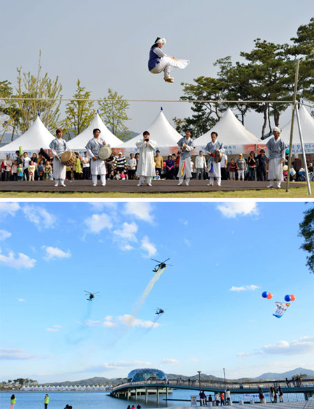 지난해 10월 세종시 중앙호수공원 일원에서 열린 제1회 세종축제에서 시민들이 줄타기 민속공연(위 사진)과 헬리콥터의 축하 비행(아래 사진)을 관람하고 있다. 세종시 제공