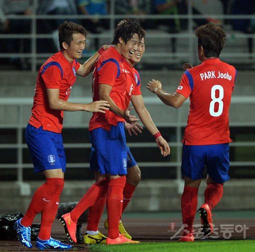 남자축구대표선수들이 25일 고양종합운동장에서 열린 2014인천아시안게임 홍콩과의 16강전 후반 14분 선제골을 넣은 이용재(왼쪽 2번째)를 축하해주고 있다. 3-0으로 승리한 한국은 28일 8강전에서 숙적 일본과 준결승 진출을 다툰다. 고양｜임민환 기자 minani84@donga.com 트위터@minani84