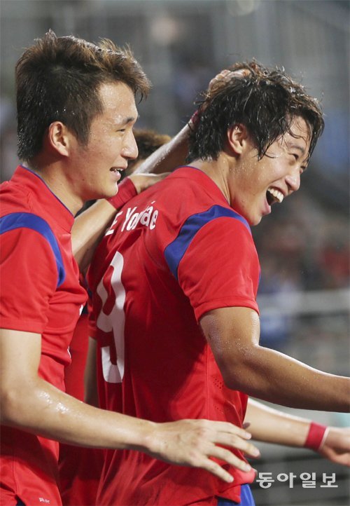 “첫 골이야” 한국 축구대표팀의 이용재(오른쪽)가 25일 인천 아시아경기 남자 축구 16강전에서 후반 13분 첫 골을 터뜨린 뒤 동료들과 함께 기뻐하고 있다. 이날 3-0으로 홍콩을 격파한 한국은 28일 8강전에서 일본과 격돌한다. 고양=원대연 기자 yeon72@donga.com