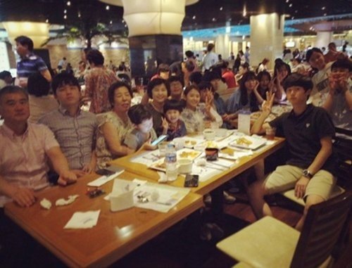 배우 남보라 양의 가족과 저녁식사 모습 (출처= SNS)