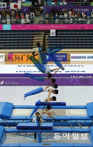 26일 인천 남동체육관에서 열린 체조 남자 트램펄린에 출전한 대한민국 이민우가 연기를 펼치고 있다. 양회성 기자 yohan@donga.com