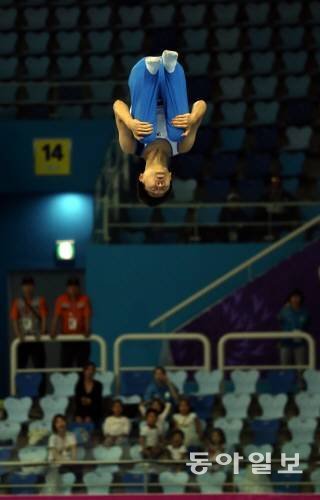 26일 인천 남동체육관에서 열린 체조 남자 트램펄린 본선에 진출한 대한민국 이민우가 연기를 펼치고 있다. 양회성 기자 yohan@donga.com