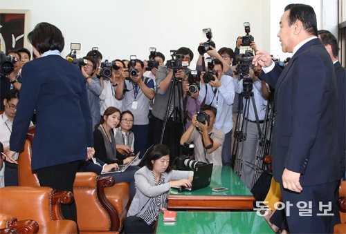 등돌린 여야 새정치민주연합 박영선 원내대표가 26일 새누리당 이완구 원내대표(오른쪽)의 사무실을 방문해 여당의 면담 거부에 항의한 뒤 나가고 있다. 두 원내대표는 가시 돋친 설전을 벌였다. 변영욱 기자 cut@donga.com