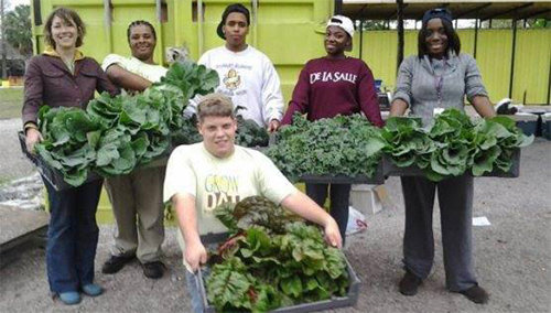 미국 루이지애나 주 뉴올리언스 시의 ‘그로 댓 유스 팜(Grow Dat Youth Farm)’에 취직한 인근 젊은이들이 수확한 푸른 채소를 들어 보이며 자랑하고 있다. 사진 출처 그로 댓 유스 팜