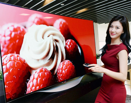 LG전자가 28일 국내 시장에 300만 원대 유기발광다이오드(OLED) TV를 선보이며 ‘꿈의 화질’ 대중화에 나섰다. 이날 LG트윈타워에서 모델이 제품을 선보이고 있다. LG전자 제공