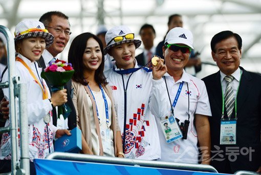 28일 인천 계양아시아드양궁장에서 열린 '2014 인천아시안게임' 여자양궁 리커브개인 결승경기에서 금메달을 획득한 정다소미와 은메달을 획득한 장혜진이 정의선 양궁협회장과 기념촬영을 하고 있다. 인천｜김민성 기자 marineboy@donga.com 트위터 @bluemarine007