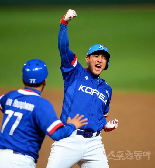 ‘이것이 금빛 포효!’ 한국 야구대표팀이 28일 문학구장에서 열린 2014인천아시안게임 결승전에서 대만을 6-3으로 꺾고 2010광저우아시안게임에 이어 아시안게임 2연패를 달성했다. 황재균이 ‘약속의 이닝’ 8회에 승리를 굳히는 2타점 적시타를 친 뒤 1루에서 주먹을 불끈 쥐는 세리머니를 펼치며 동료들과 관중들의 환호에 답하고 있다. 인천｜김민성 기자 marineboy@donga.com 트위터 @bluemarine007