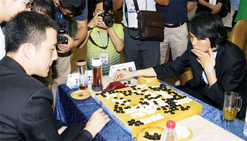 이세돌 9단(오른쪽)이 28일 10번기에서 우승하고 구리 9단과 복기하는 모습. 한국기원 제공