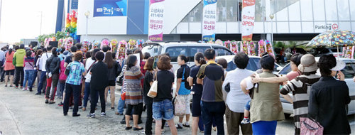 경남 고성 본보기집 사흘간 1만5000명 몰려 26일 문을 연 경남 고성군 ‘고성 코아루 더파크’ 본보기집을 보기 위해 사람들이 줄을 서서 기다리고 있다. 이 본보기집에는 28일까지 총 1만5000여 명이 방문했다. 한국토지신탁 제공