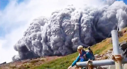 27일 일본 온타케 산에서 한 등산객이 분화구에서 치솟아 올라 모든 것을 집어삼킬 듯이 밀려 내려오는 잿빛 수증기와 토사를 피해 황급히 대피하고 있다. 유튜브 캡처