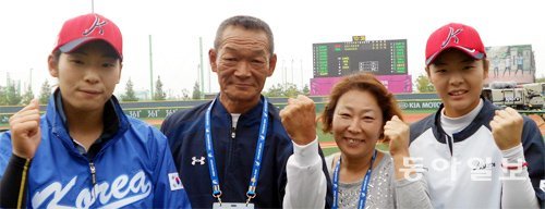 재일교포 자매인 한국 소프트볼 대표팀의 트레이너 배내혜(왼쪽)와 투수 배유가(오른쪽)가 28일 태국과의 예선 경기가 끝난 뒤 인천 송도LNG야구장에서 아버지 배의남(왼쪽에서 두 번째), 어머니 박부자 씨와 파이팅을 외치고 있다. 인천=주애진 기자 jaj@donga.com