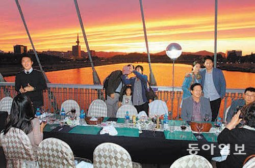 10월 2일부터 열리는 대전국제푸드&와인페스티벌의 대표 프로그램인 ‘다리 위의 향연’에 대한 관심이 고조되면서 대전의 대표 야간 관광상품으로서의 가능성을 보여주고 있다. 이기진 기자 doyoce@donga.com