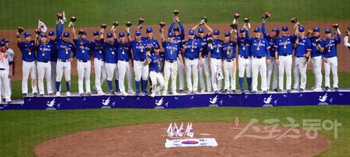 한국야구대표팀이 28일 문학구장에서 열린 2014인천아시안게임 결승전에서 대만을 6-3으로 누르고 금메달을 획득했다. 대표팀 선수들이 금메달을 목에 걸고 기뻐하고 있다. 문학｜김종원 기자 won@donga.com 트위터 @beanjjun