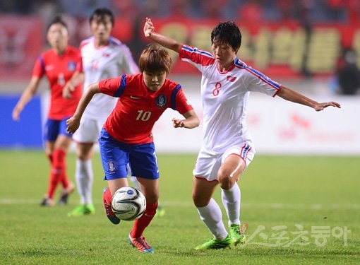 한국이 29일 문학경기장에서 벌어진 2014인천아시안게임 축구 여자 준결승 북한에서 접전 끝에 1-2로 패했다. 한국 스트라이커 지소연(10번)이 북한 수비수 김운주를 따돌리고 문전으로 쇄도하고 있다. 인천｜김종원 기자 won@donga.com 트위터 @beanjjun