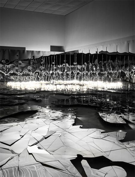 594㎡ 면적의 전시실을 아크릴유리로 채운 ‘태양의 도시 2’. 이불 씨의 작품 중 가장 큰 규모다. 작품을 관람하기보다 공간에 파묻혀 체험하도록 했다.