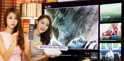 LG유플러스가 30일 서울 종로구 종로 나인트리컨벤션에서 연 기자간담회에서 모델들이 초고화질(UHD) TV 서비스 ‘유플러스 TV G4K’를 시연하고 있다. LG유플러스 제공
