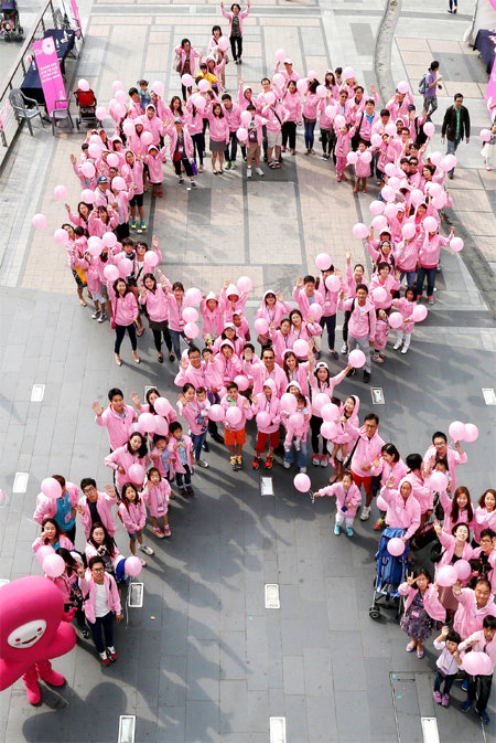9월 27일 서울 청계광장에서 GE코리아 임직원과 가족, 그리고 시민들이 함께 만든 휴먼 핑크리본.