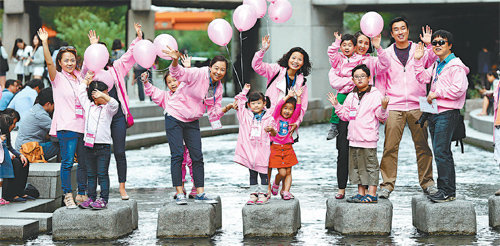 청계천을 따라 마련된 ‘헬씨메지네이션 워크’ 코스. 돌다리를 건너는 핑크리본 캠페인 참가자들.