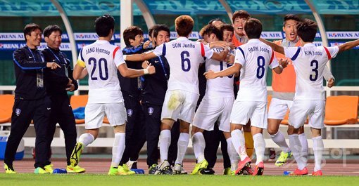 이광종 감독을 비롯한 남자축구대표팀 선수들과 코칭스태프가 30일 문학경기장에서 열린 2014인천아시안게임 준결승 태국전에서 전반 41분 이종호의 선제골이 터지자 한데 어울려 기뻐하고 있다. 인천｜김종원 기자 won@donga.com 트위터 @beanjjun