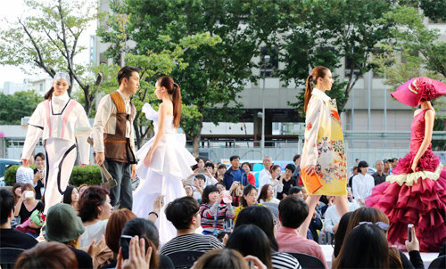 대구역 광장에서 열린 계명대 국제패션쇼에서 모델들이 학생 디자이너가 만든 의상을 입고 무대를 걷고있다. 계명대 제공