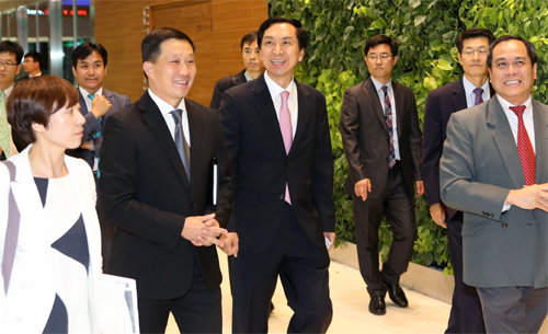 김기현 울산시장(앞줄 왼쪽에서 세 번째)이 지난달 23일 싱가포르에서 열린 ‘동북아 오일허브 울산사업’에 대해 설명하기 위해 행사장에 입장하고 있다. 울산시 제공