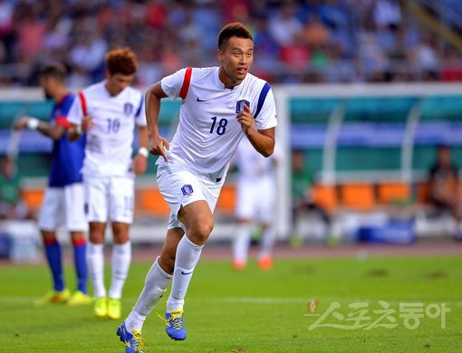 남자축구대표팀이 28년 만의 아시안게임 정상 등극을 위해 2일 문학경기장에서 북한과 대결한다. 부상으로 4경기 연속 벤치를 지켰던 간판 공격수 김신욱의 활약이 절실하다. 김신욱은 지난달 14일 문학경기장에서 벌어진 2014인천아시안게임 조별리그(A조) 말레이시아와의 1차전에서 값진 골을 터트린 바 있다. 스포츠동아DB