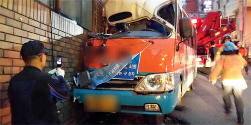 지난달 19일 부산 사하구 장림동의 한 아파트단지 내리막길에서 70대 운전기사가 몰던 마을버스가 마주오던 자동차와 부딪힌 뒤 아파트 주차장 벽을 들이받아 26명이 다쳤다.
